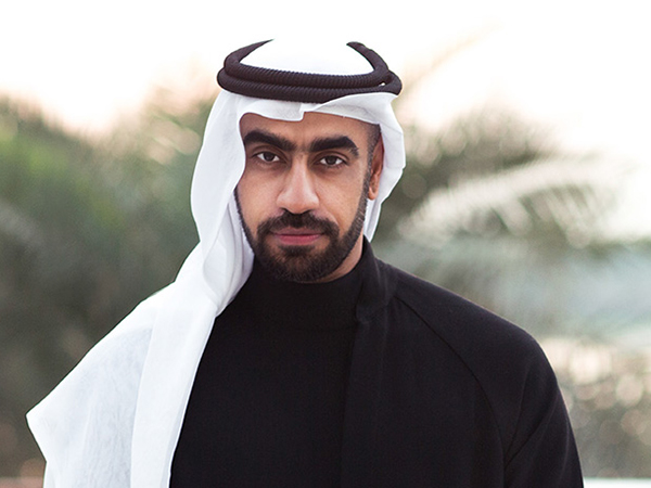 أحمد عبد الرحمن شابٌ إماراتي لامَس العالميّة بالثوب التراثي